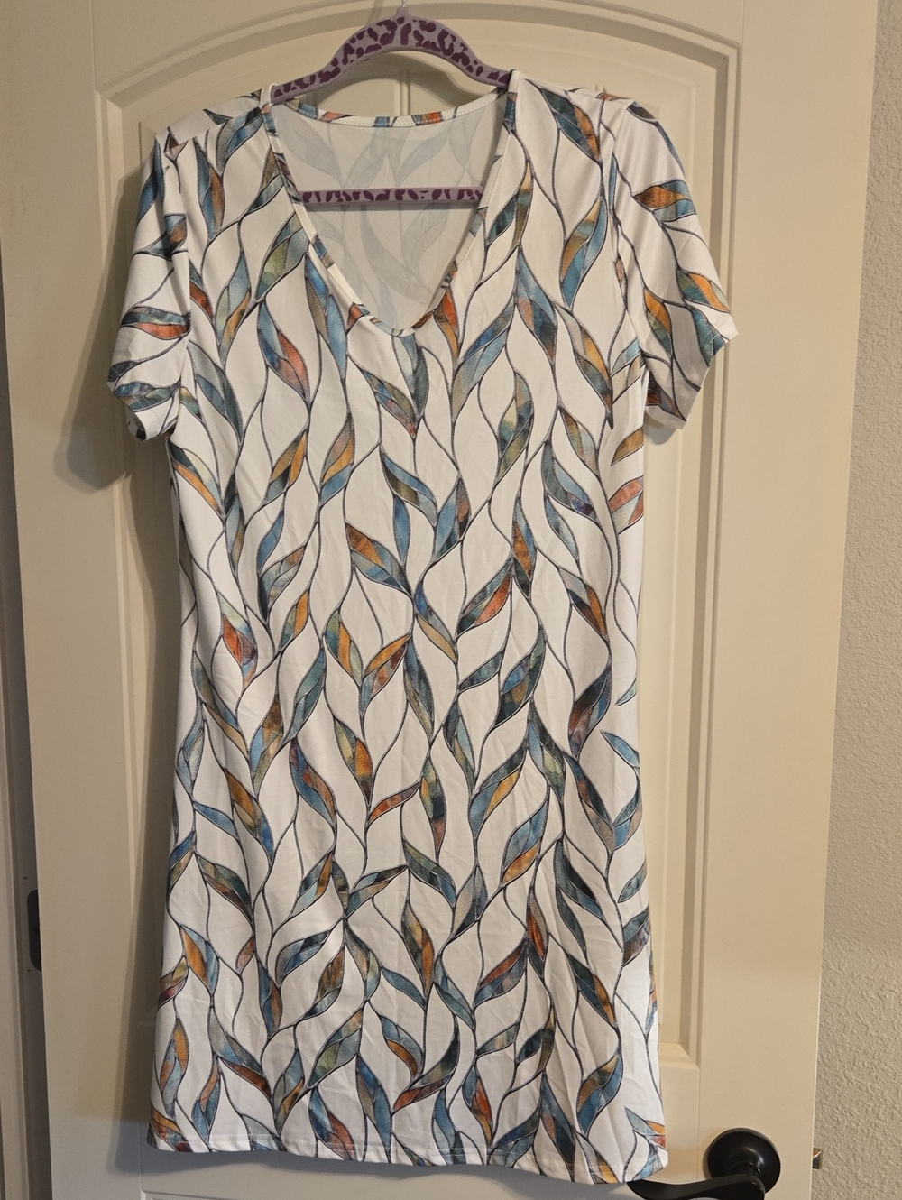 Women’s White V-Neck Leaf-Print Short Sleeve Top